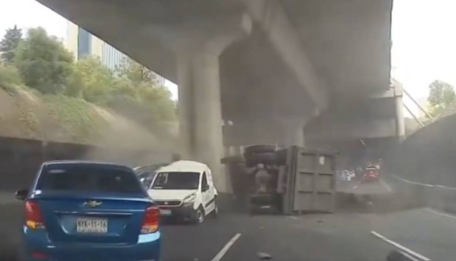 Video viral del camión que impacta 5 autos sobre Periférico